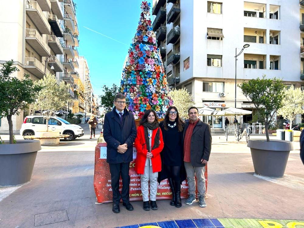 Corepla a Palermo con un albero di Natale simbolo di riciclo e rinascita