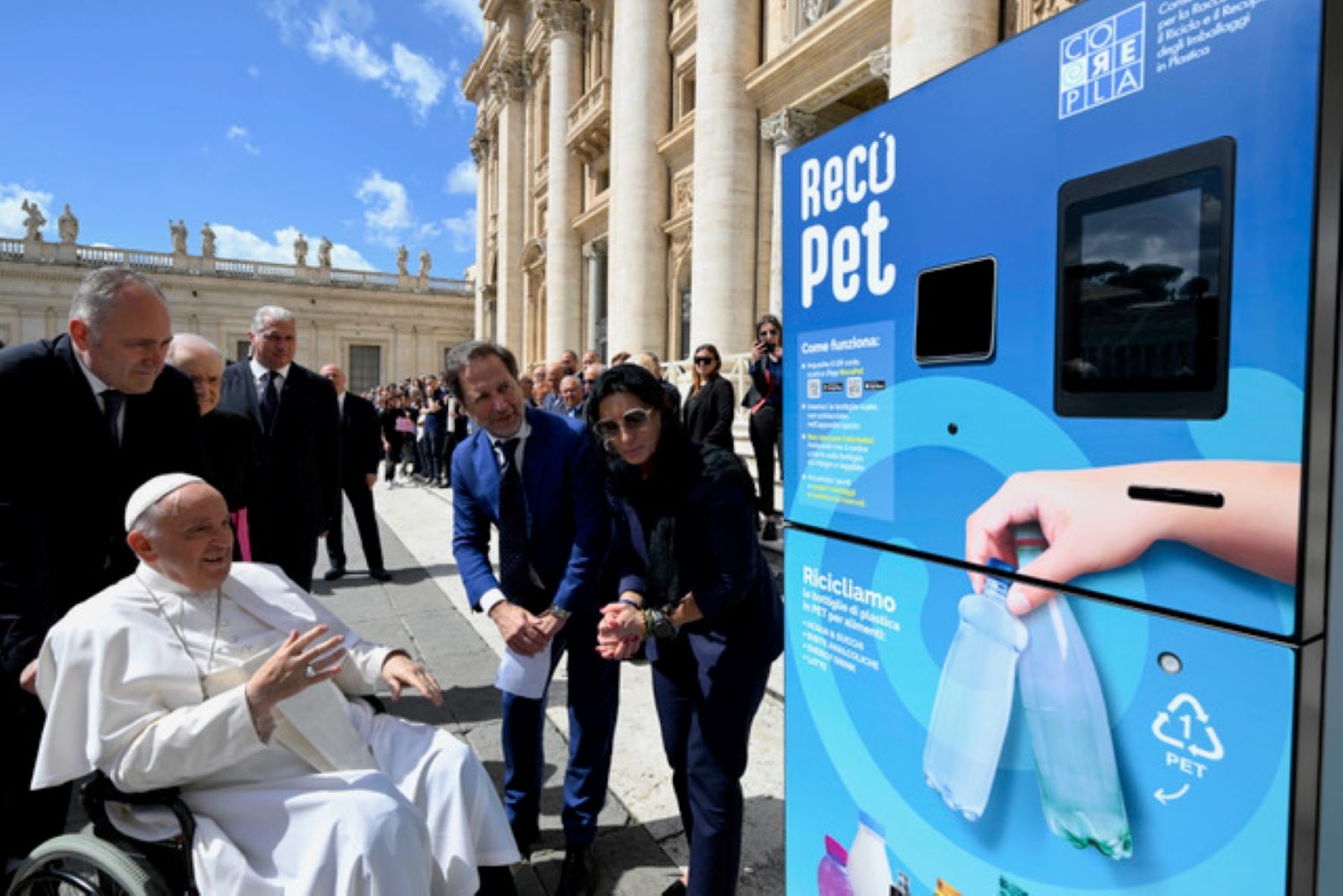 Corepla dona a Papa Francesco un eco-compattatore Recopet