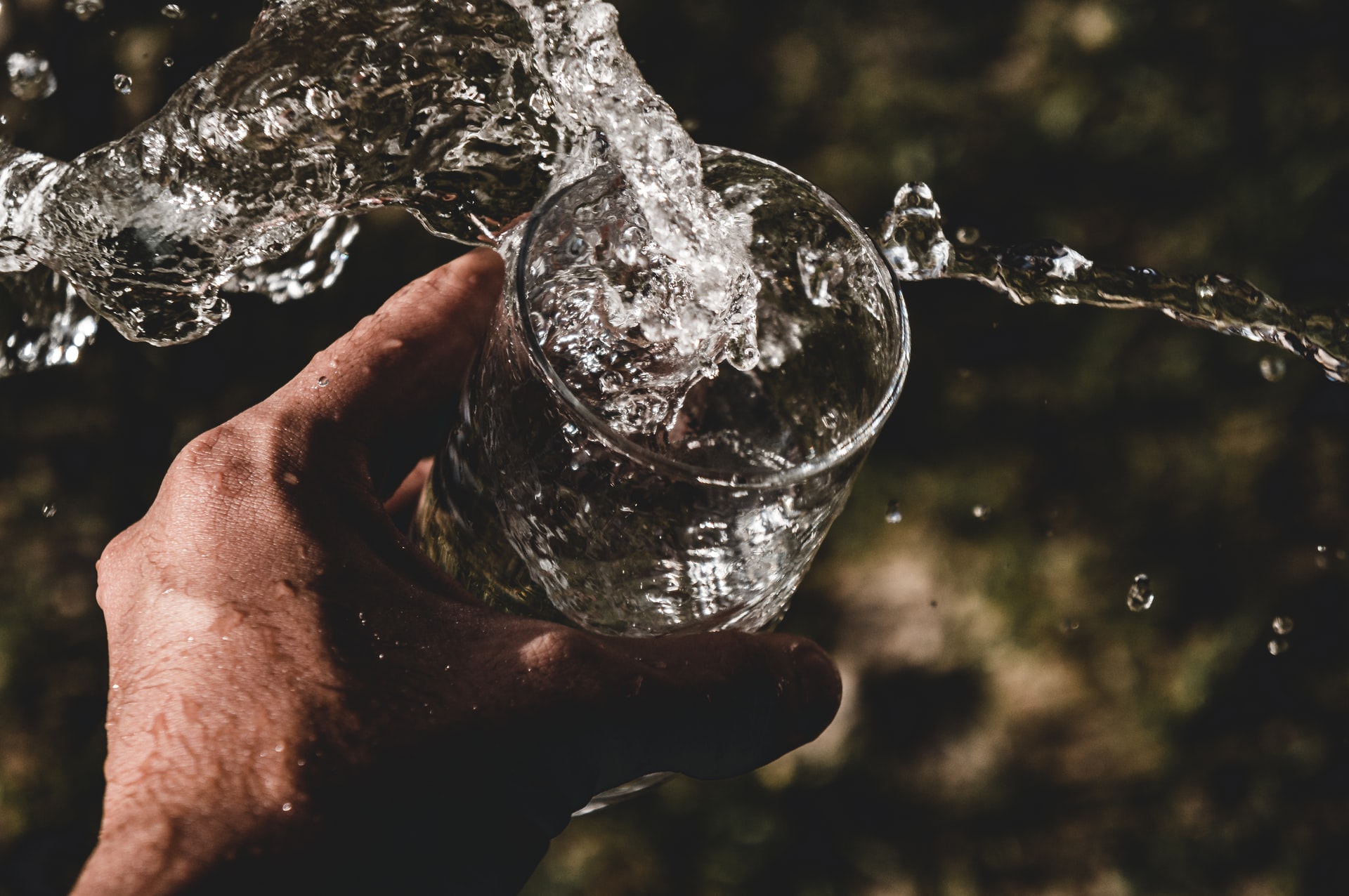 Bere dal rubinetto è più sicuro: approvata la direttiva UE sull’acqua potabile