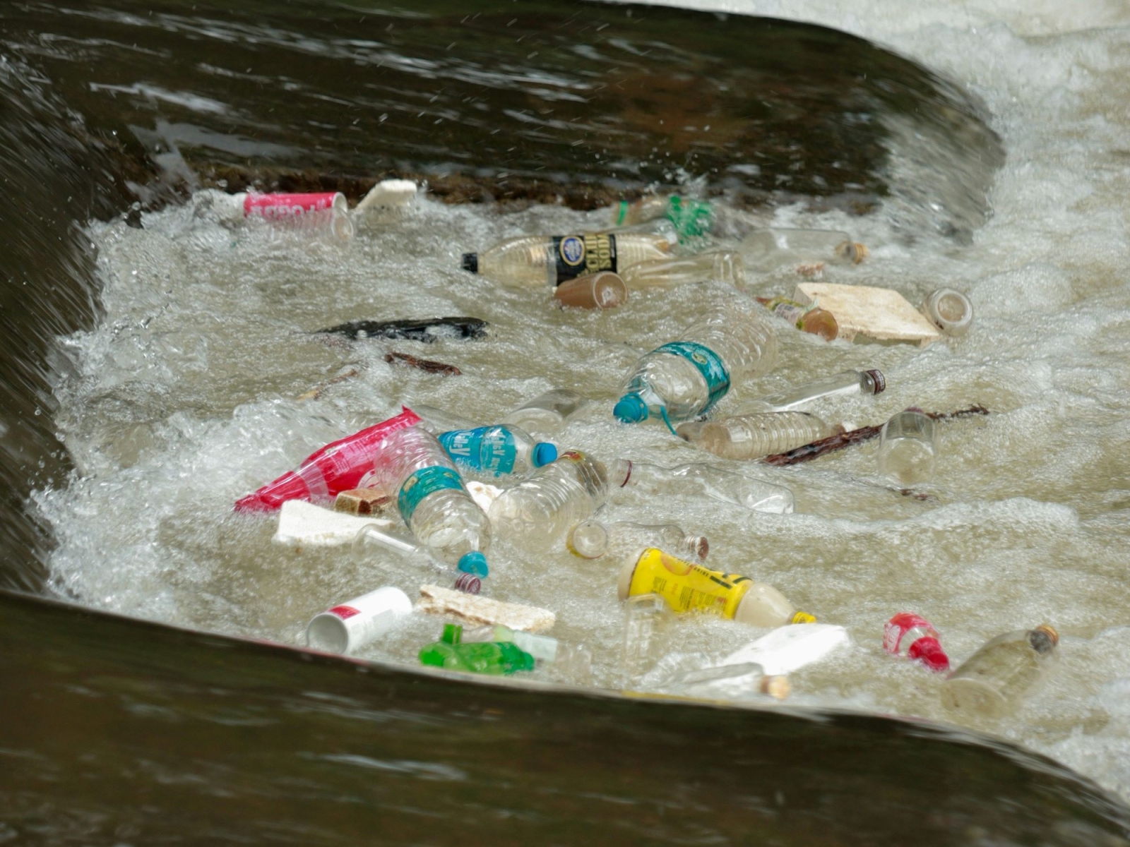 Plastica, 56 aziende responsabili di metà dell’inquinamento mondiale