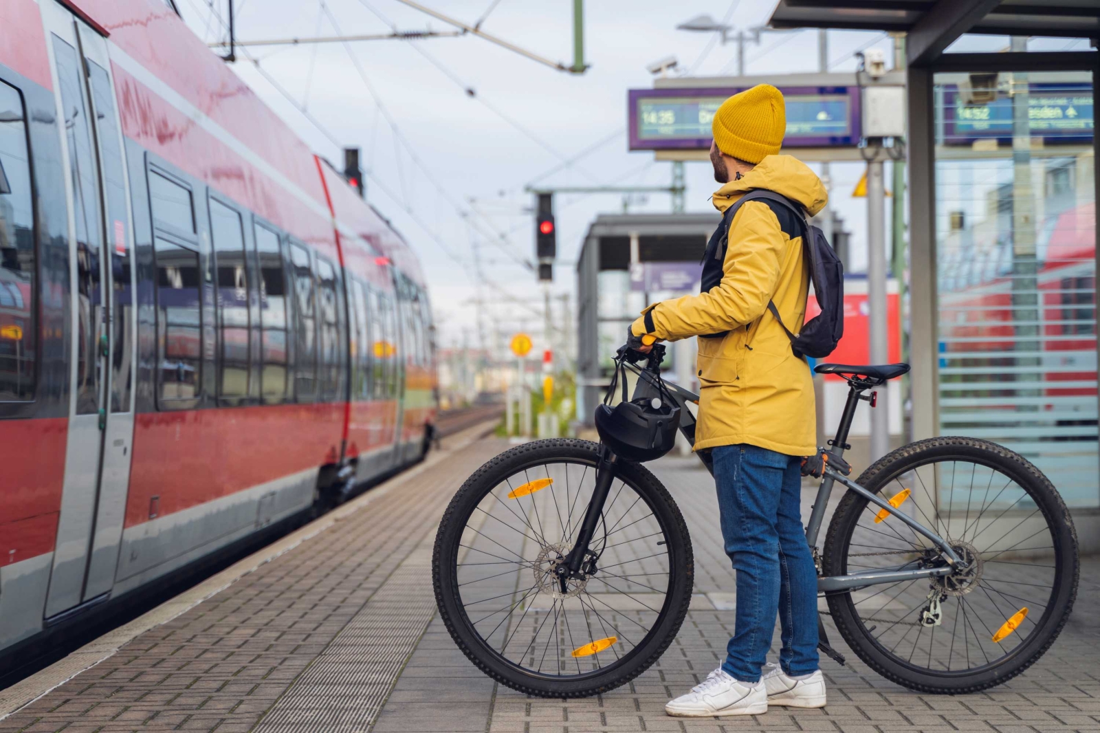 Mobilità, sempre più italiani a piedi e in bicicletta 