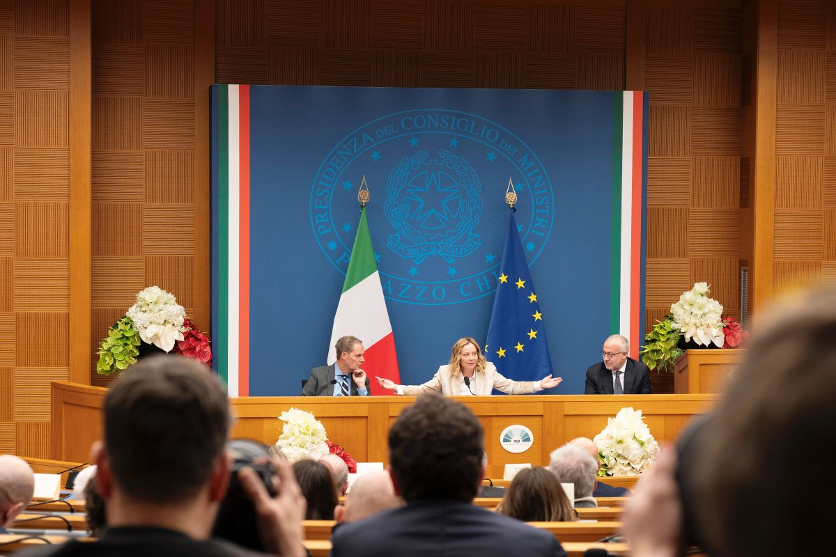 Clima di nuovo assente alla conferenza stampa di Giorgia Meloni