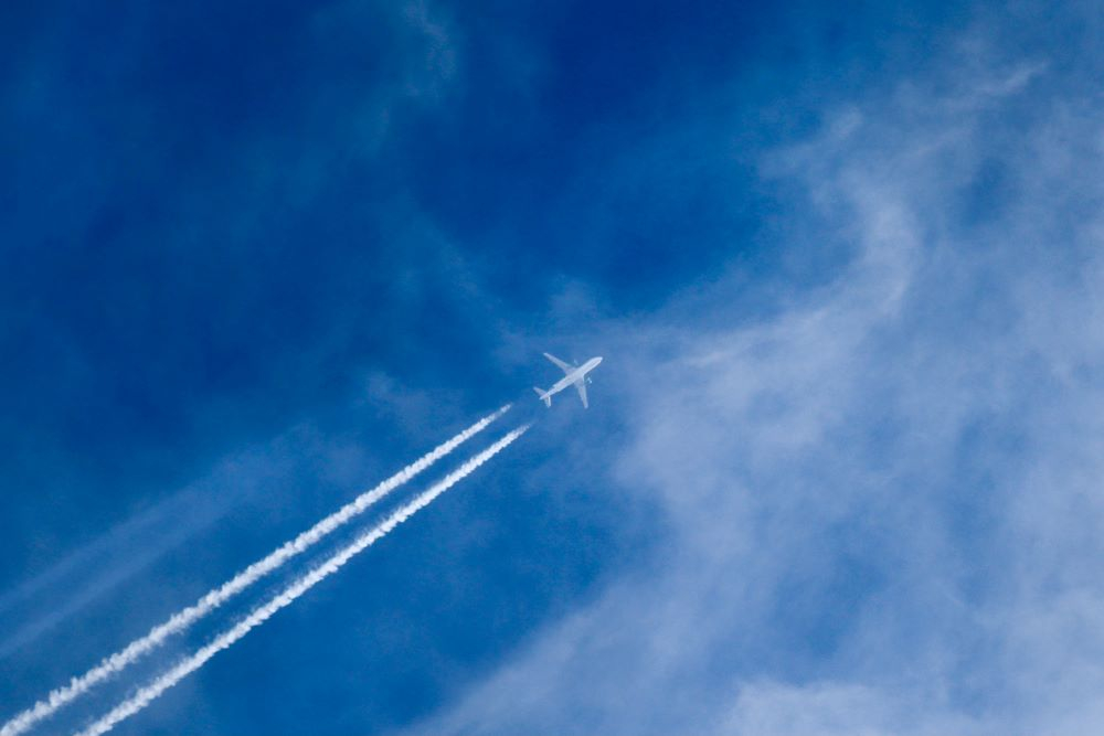 Scie di condensazione, come ridurne l’impatto modificando le tratte aeree