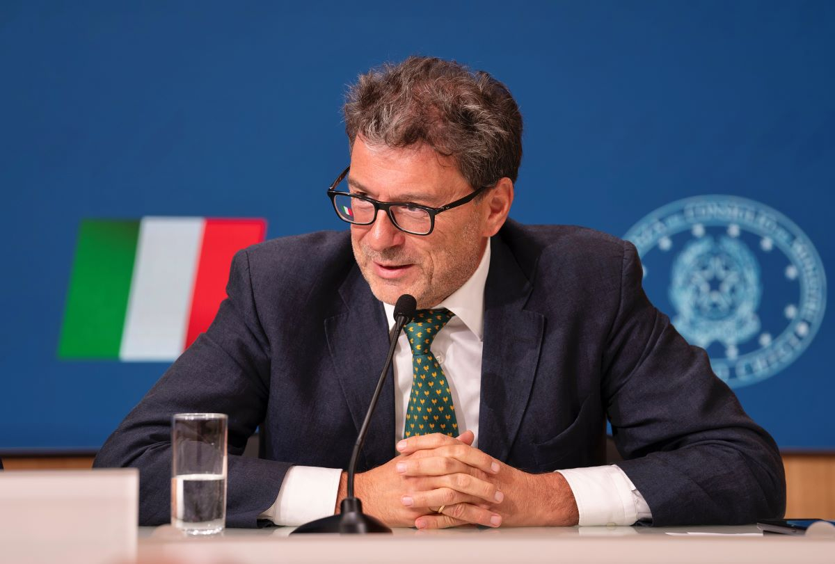 Caro bollette, Giorgetti annuncia un provvedimento nelle “prossime settimane”