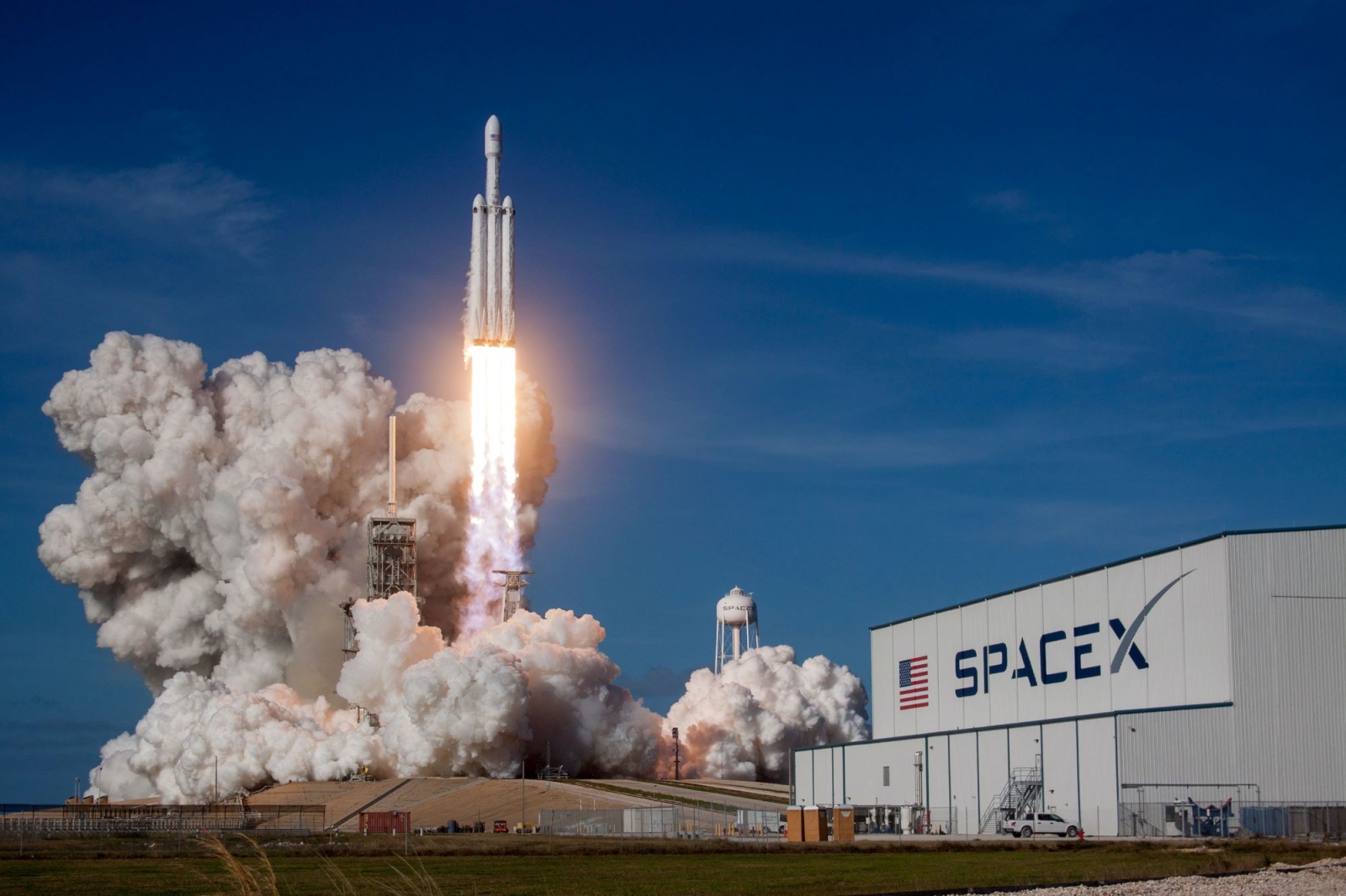 Intesa Sanpaolo investe nella SpaceX di Elon Musk