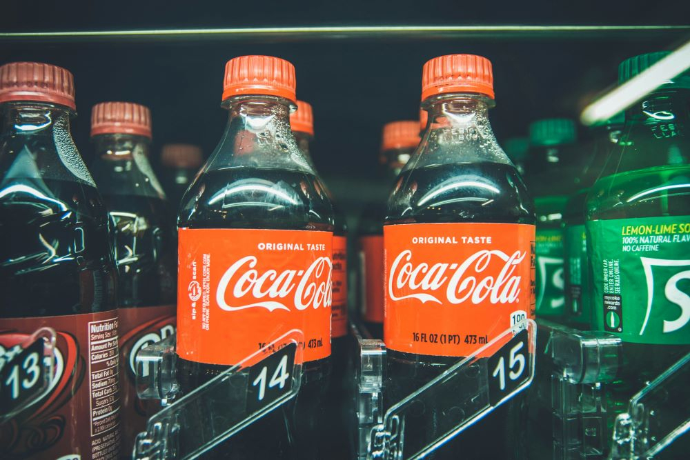 Coca-Cola fa marcia indietro sulla plastica riciclata