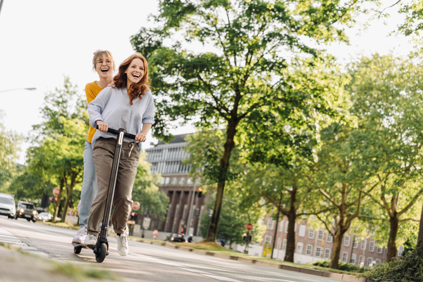 Milano, lo sharing di monopattini e biciclette può far bene all’economia