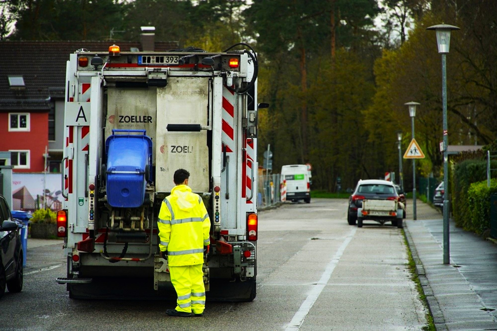 Raccolta rifiuti con gli esoscheletri per il benessere degli operatori