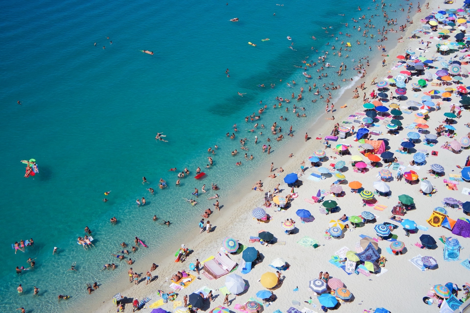 Di chi è la spiaggia? Ecco come funzionano le concessioni balneari nel Mediterraneo