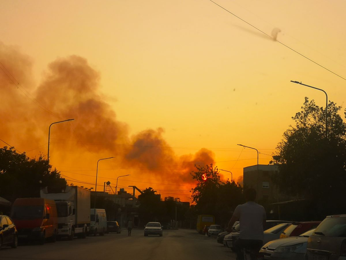 Valona brucia: incendi e discariche abusive nell'epoca della crisi climatica